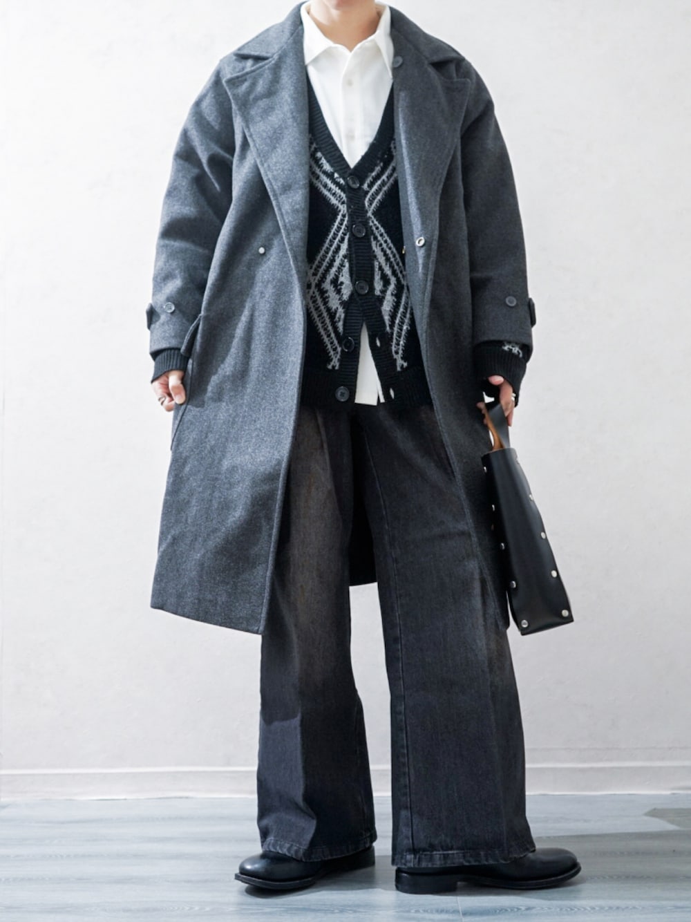 ブラック系のチェスターコート、ホワイト系のシャツ/ブラウス、ブラック系のカーディガン/ボレロを着用したメンズの冬コーディネートの1枚目の写真