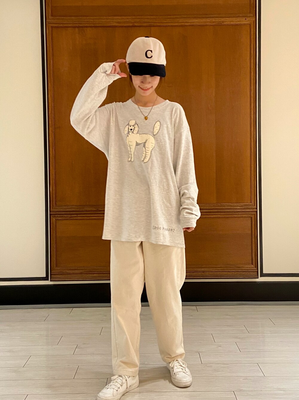 グレー系のTシャツ/カットソー、ホワイト系のパンツ、ホワイト系のキャップを着用したレディースの秋コーディネートの1枚目の写真