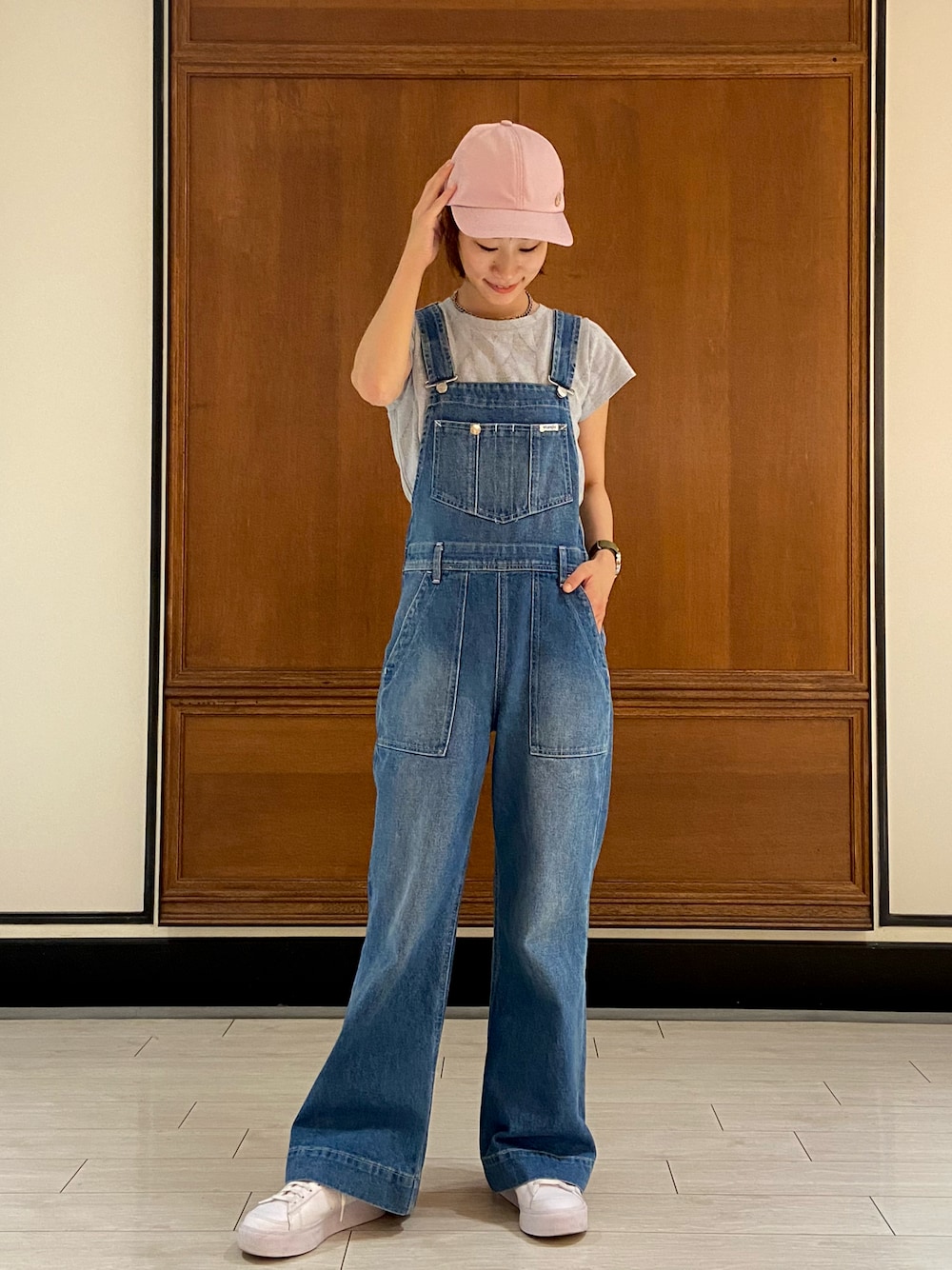 ブルー系のTシャツ/カットソー、ブルー系のサロペット/オーバーオール、ホワイト系のスニーカーを着用したレディースの夏コーディネートの1枚目の写真