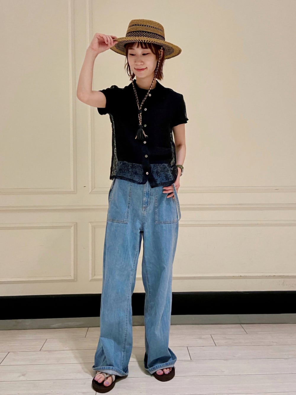 グレー系のサンダル、ブラック系のTシャツ/カットソー、ブラック系のシャツ/ブラウスを着用したレディースの夏コーディネートの1枚目の写真