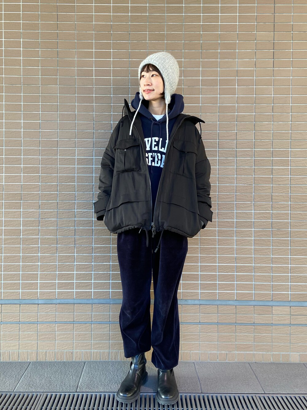 ブルー系のパーカー、ブルー系のパンツ、ブラック系のブーツを着用したレディースの冬コーディネートの1枚目の写真