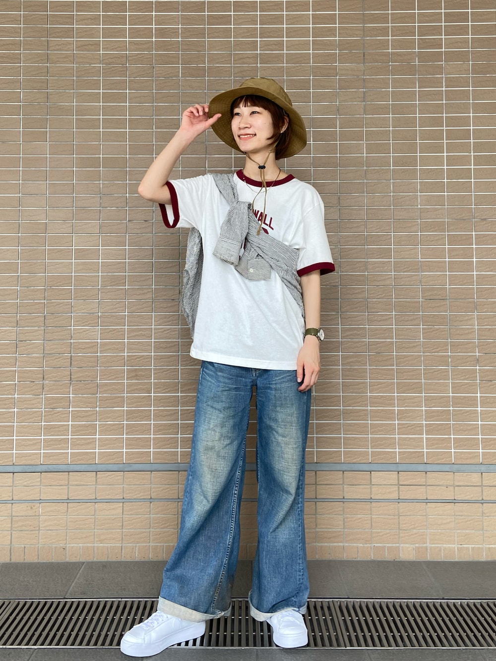 グレー系のシャツ/ブラウス、ホワイト系のTシャツ/カットソー、ブルー系のデニムパンツを着用したレディースの夏コーディネートの1枚目の写真