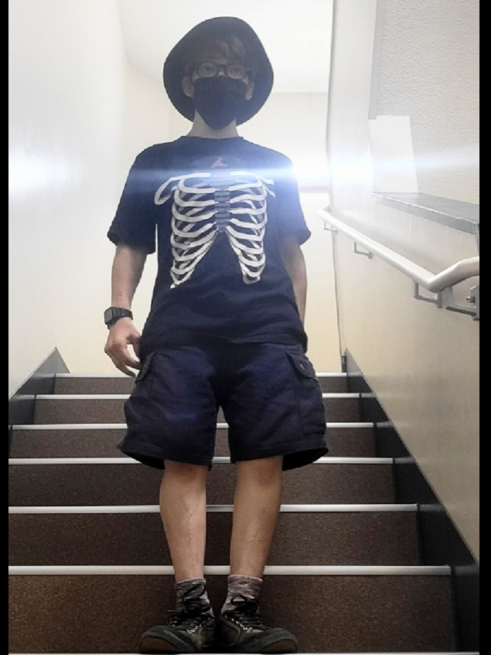 ブルー系のパンツ、グリーン系のスニーカー、ブラック系のTシャツ/カットソーを着用したレディースの夏コーディネートの1枚目の写真