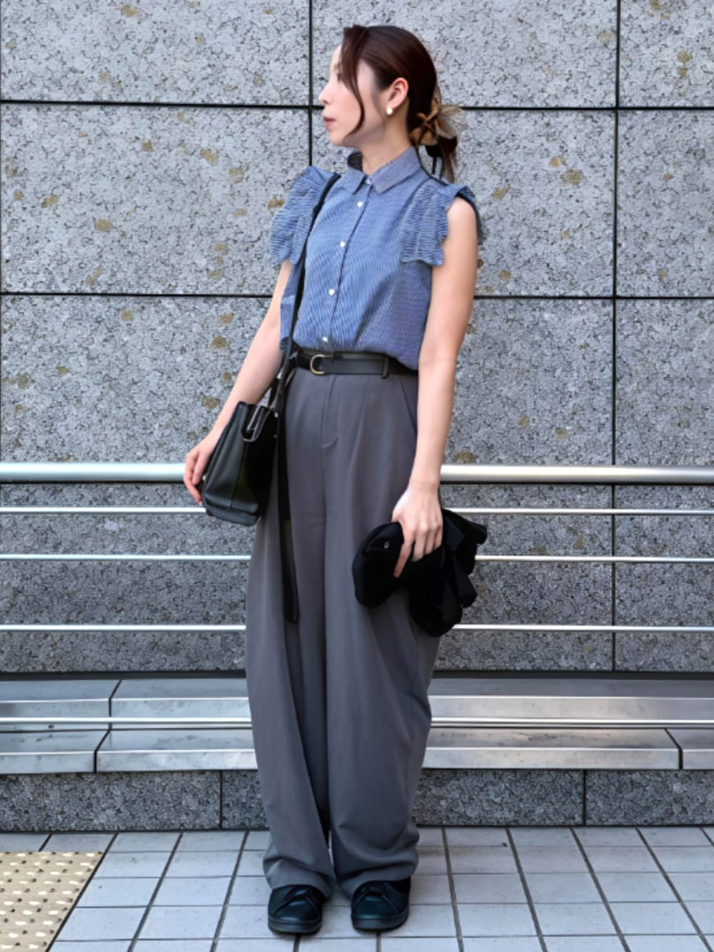 グレー系のパンツ、グレー系のその他パンツ、ブルー系のシャツ/ブラウスを着用したレディースの春コーディネートの1枚目の写真