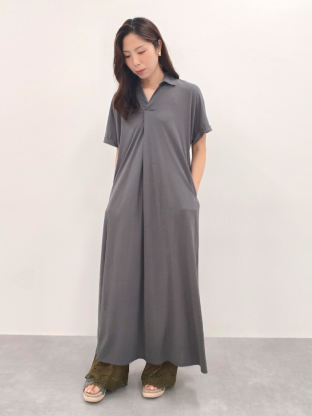 グリーン系のその他パンツ、グリーン系のその他パンツ、グレー系のサンダルを着用したレディースの夏コーディネートの1枚目の写真