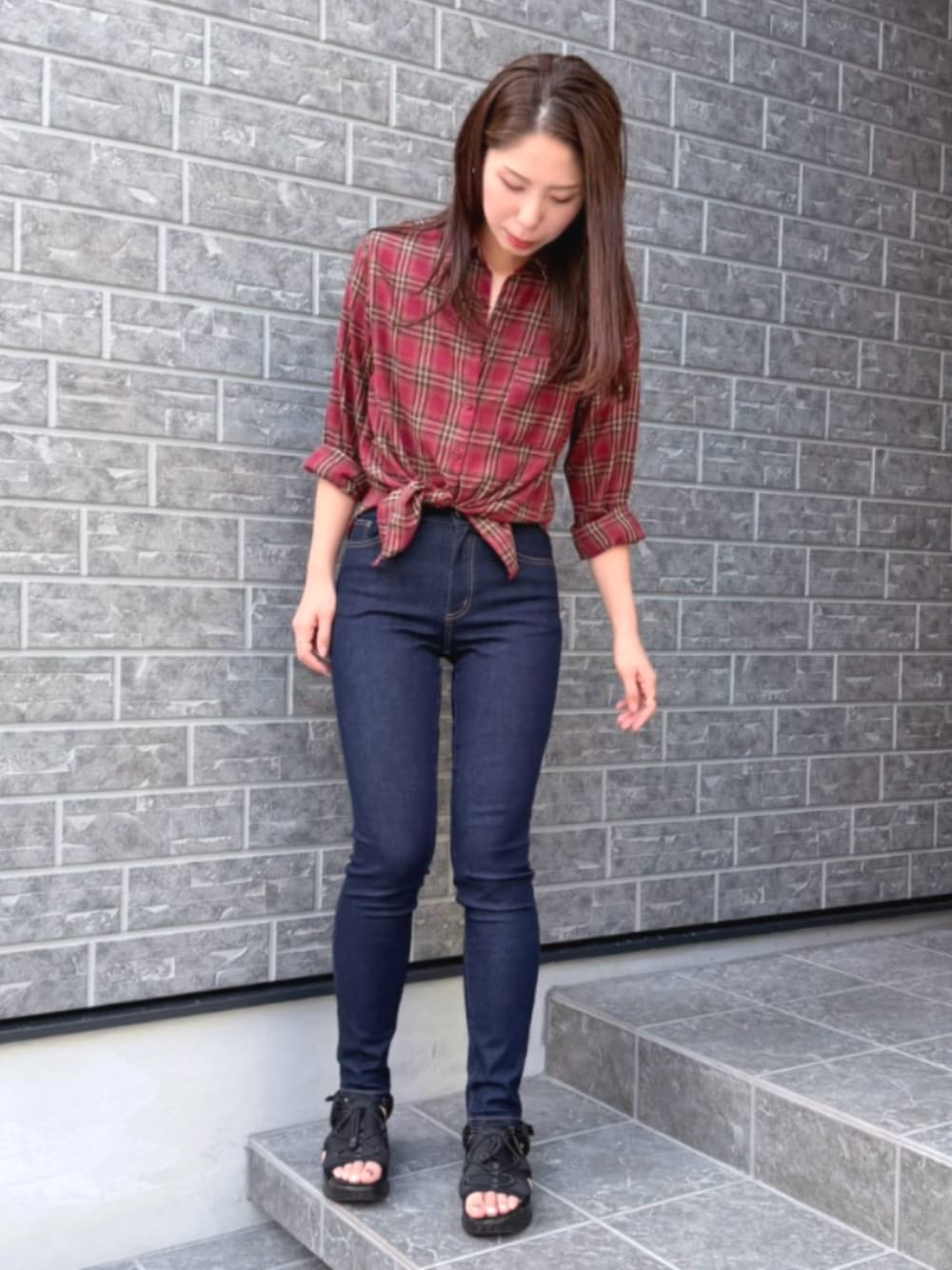 ブルー系のパンツ、ブルー系のパンツ、レッド系のシャツ/ブラウスを着用したレディースの秋コーディネートの1枚目の写真