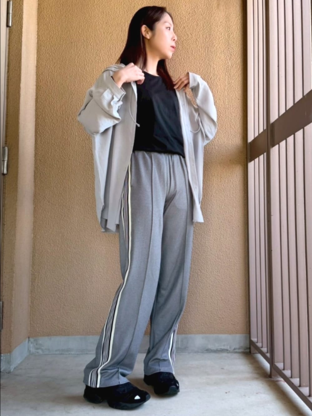 グレー系のその他パンツ、グレー系のその他パンツ、ブラック系のキャミソールを着用したレディースの春コーディネートの1枚目の写真