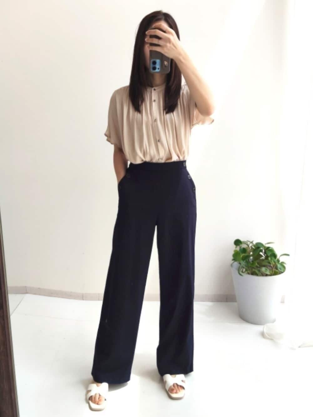 ベージュ系のシャツ/ブラウス、ブルー系のその他パンツを着用したレディースの夏コーディネートの1枚目の写真