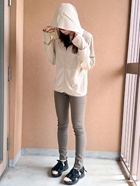 「slattgir（スラットジール）の高身長　超ストレッチレーヨン混スキニーパンツ（トールサイズ）（その他パンツ、グリーン系）」を使った、reiさん（レディース・173cm）の春コーディネート