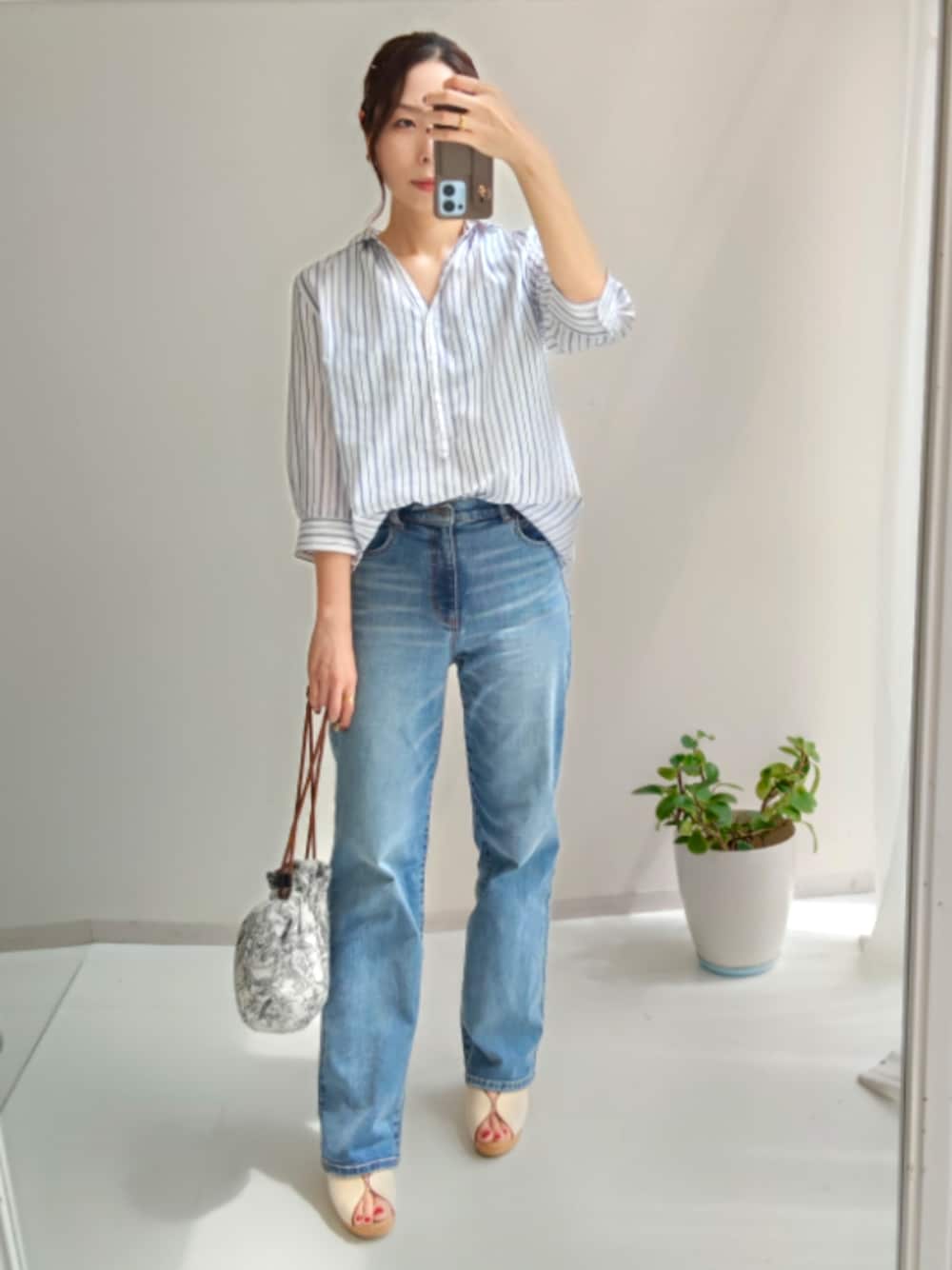 ホワイト系のシャツ/ブラウス、ホワイト系のシャツ/ブラウスを着用したレディースの夏コーディネートの1枚目の写真