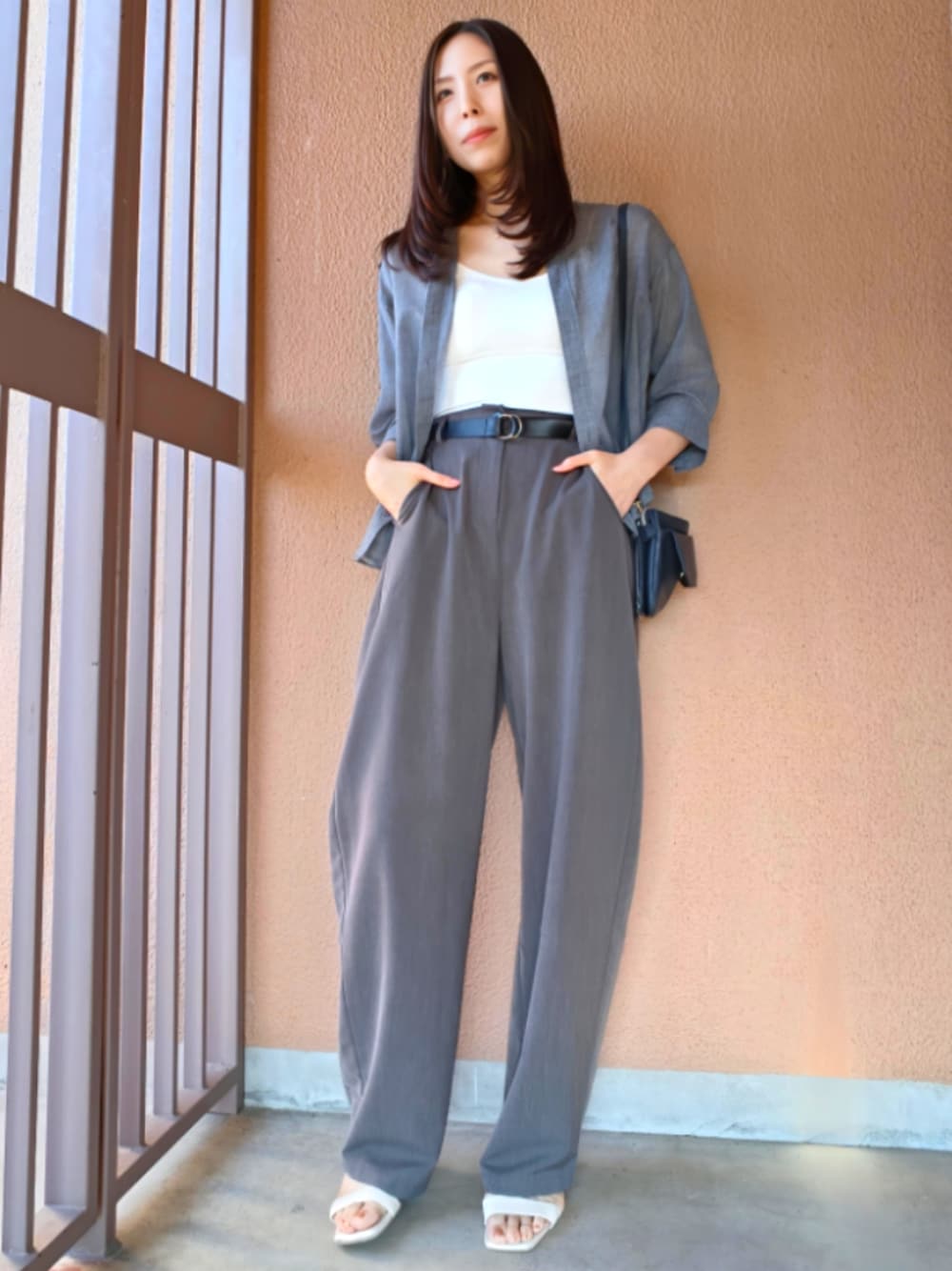 グレー系のパンツ、ブラック系のその他パンツ、グレー系のシャツ/ブラウスを着用したレディースの夏コーディネートの1枚目の写真