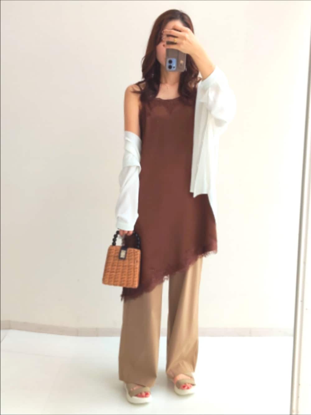 グレー系のサンダル、ベージュ系のその他パンツ、ベージュ系のその他パンツを着用したレディースの夏コーディネートの1枚目の写真