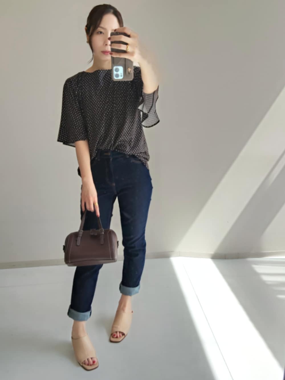 ブルー系のデニムパンツ、ブルー系のデニムパンツ、ブラック系のTシャツ/カットソーを着用したレディースの夏コーディネートの1枚目の写真