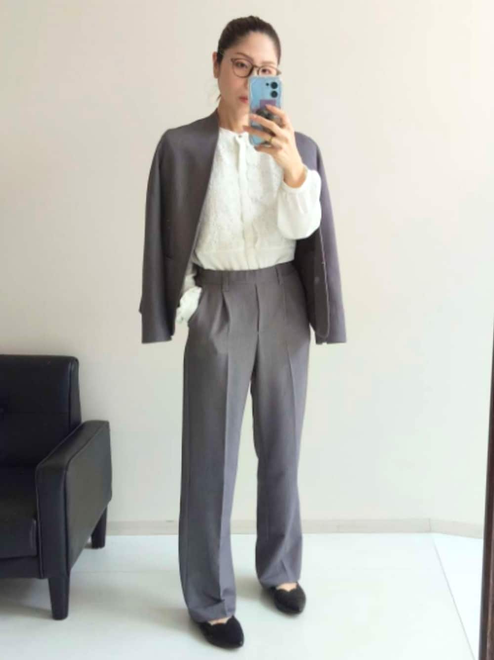 グレー系のスラックス、ブルー系のパンツ、グレー系のノーカラージャケットを着用したレディースの秋コーディネートの1枚目の写真