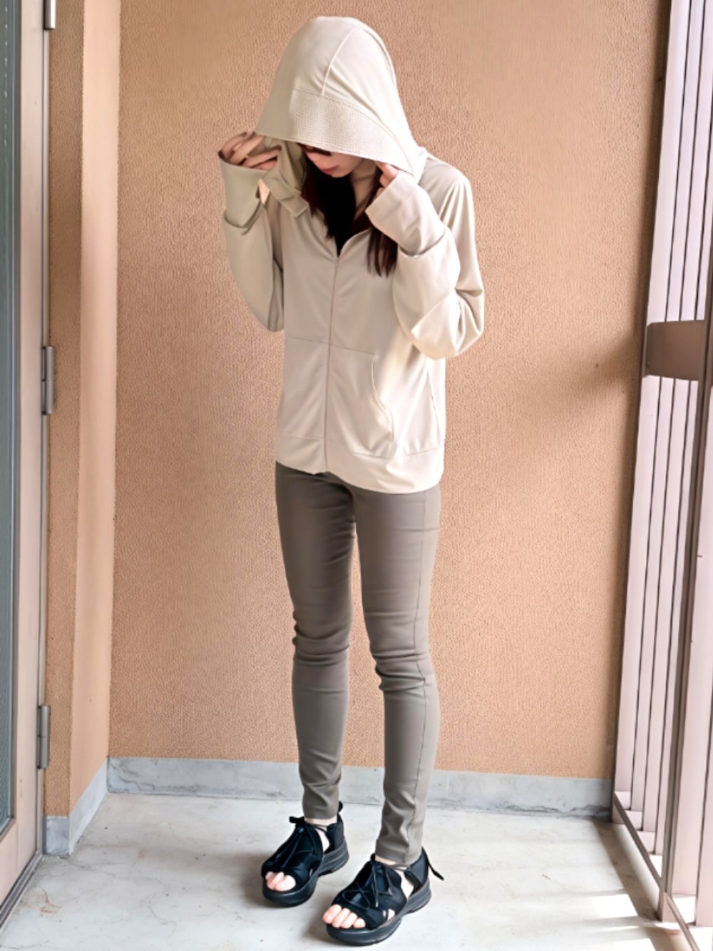 グリーン系のその他パンツ、ベージュ系のパーカーを着用したレディースの春コーディネートの1枚目の写真