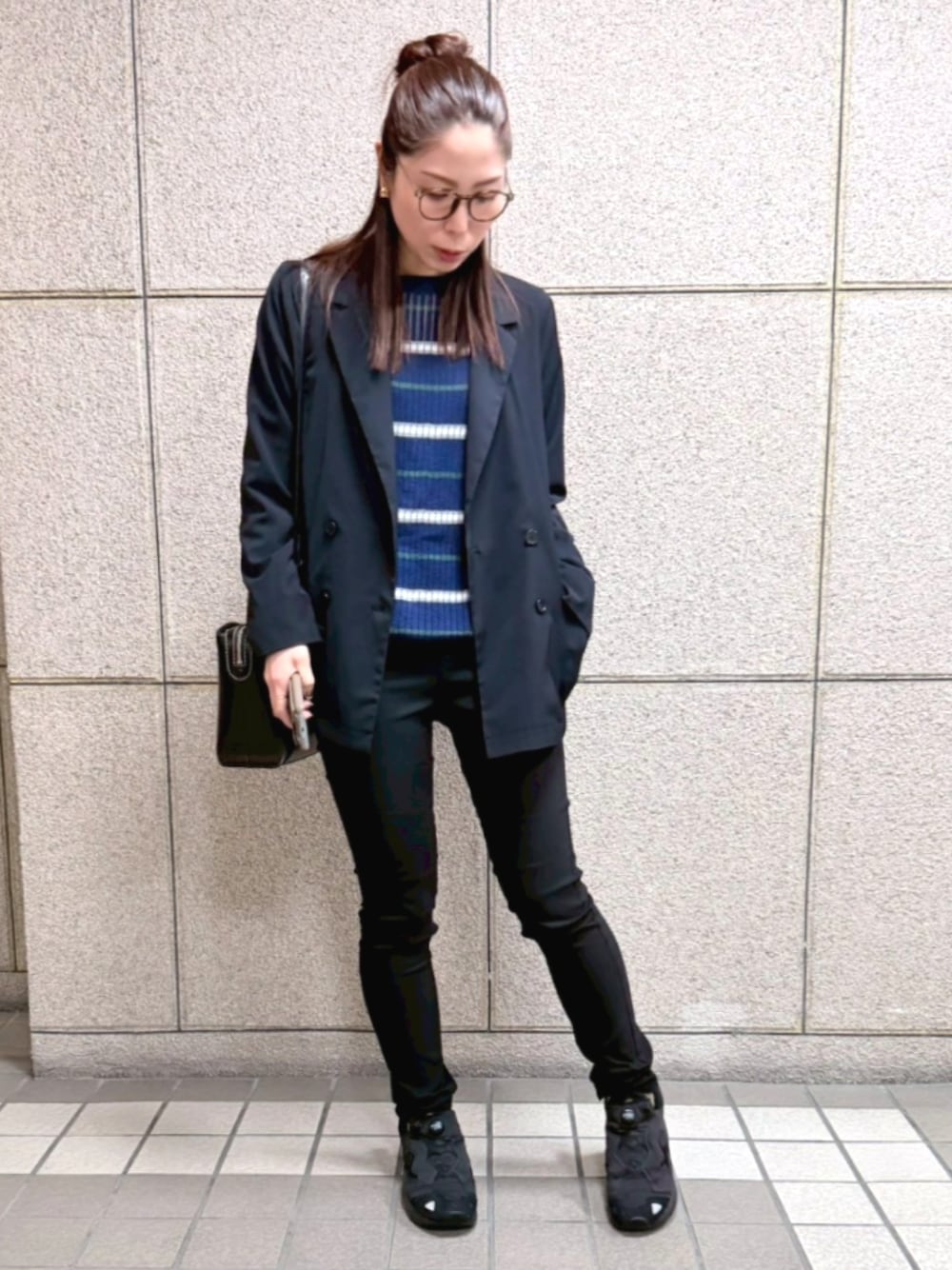 ブラック系のその他パンツ、ブラック系のカバーオール、ブラック系のカバーオールを着用したレディースの春コーディネートの1枚目の写真