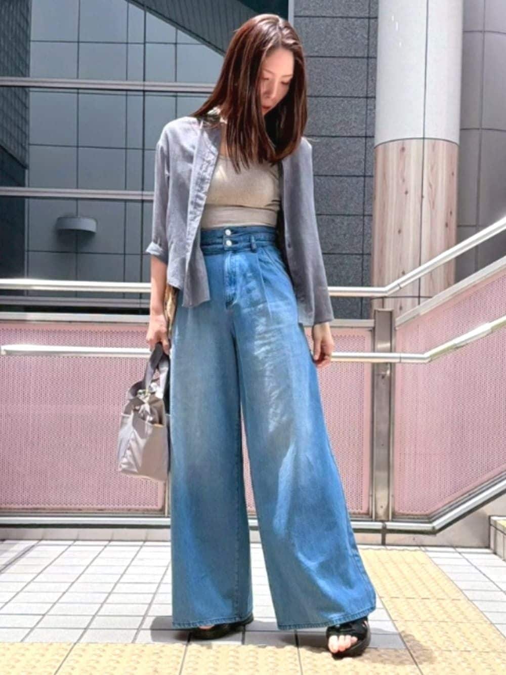 グレー系のシャツ/ブラウス、グレー系のシャツ/ブラウス、ブルー系のデニムパンツを着用したレディースの夏コーディネートの1枚目の写真