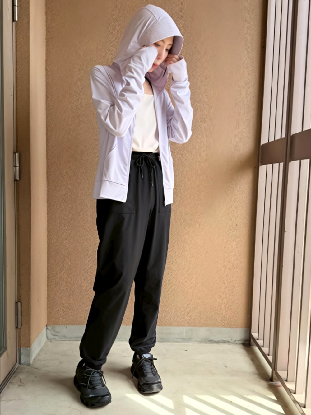 ブラック系のその他パンツ、ホワイト系のTシャツ/カットソー、パープル系のパーカーを着用したレディースの春コーディネートの1枚目の写真
