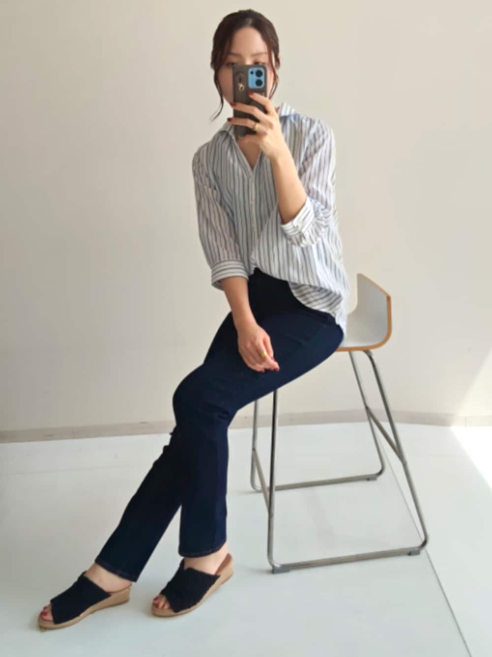 ブルー系のデニムパンツ、ブルー系のデニムパンツ、ホワイト系のシャツ/ブラウスを着用したレディースの夏コーディネートの1枚目の写真