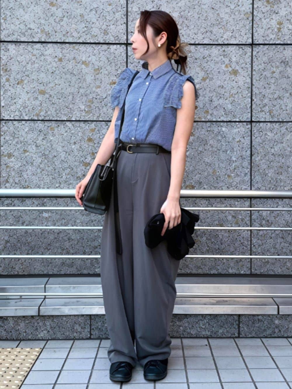 グレー系のパンツ、グレー系のその他パンツ、ブルー系のシャツ/ブラウスを着用したレディースの春コーディネートの1枚目の写真