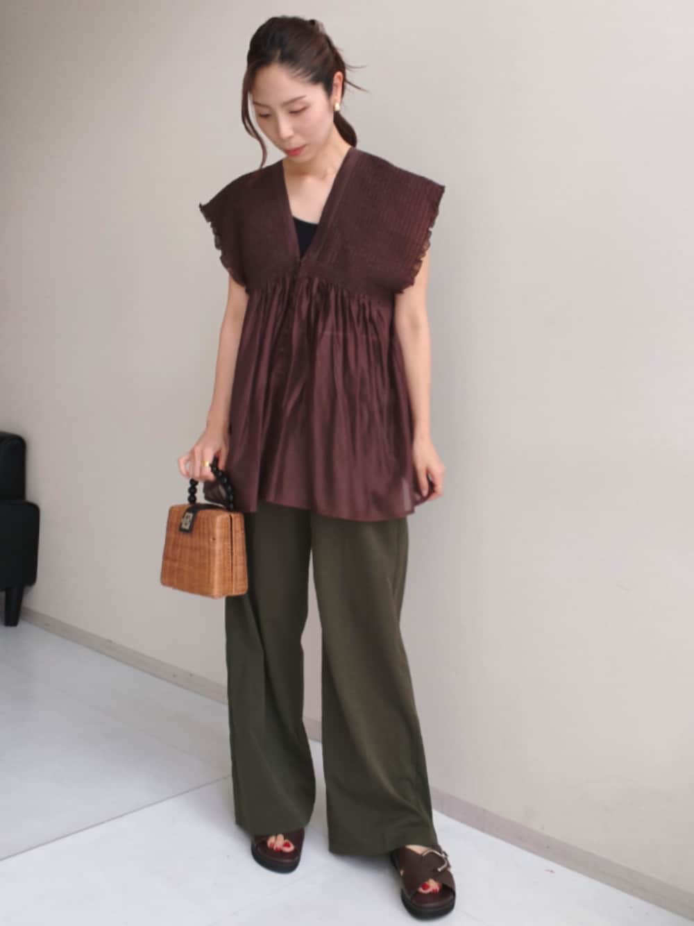 ブラウン系のシャツ/ブラウス、グリーン系のチノパンツ、グリーン系のチノパンツを着用したレディースの夏コーディネートの1枚目の写真