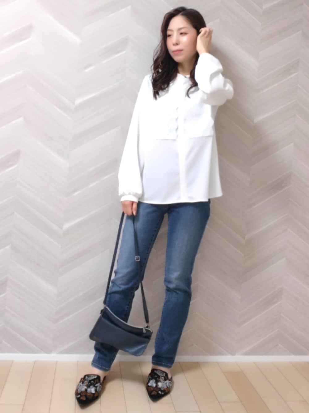 ブルー系のデニムパンツ、ブルー系のデニムパンツ、ホワイト系のシャツ/ブラウスを着用したレディースの秋コーディネートの1枚目の写真