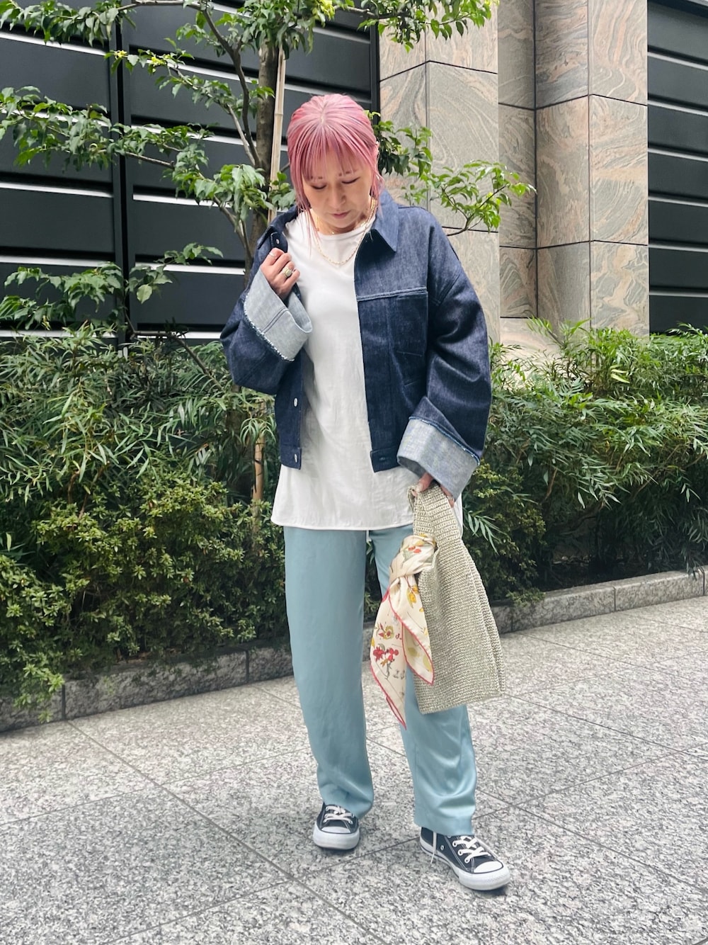 「春コーデ、春服、お出かけコーデ、休日スタイル、大人コーデ、パステルカラー、低身長女子、旅コーデ、春カラー、ベーシック、スカーフ」｜「collexの【collex限定】【KURO/クロ】デニムジャケット（デニムジャケット、ブルー系）」を使った、micoさん（レディース・155cm）の春コーディネートの1枚目の写真