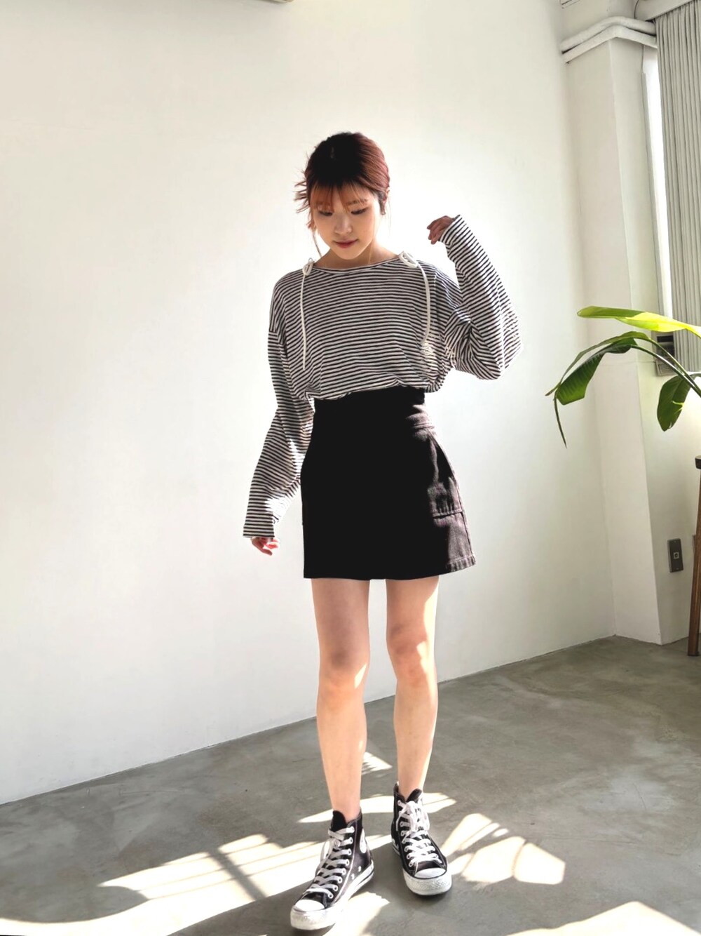 ホワイト系のTシャツ/カットソー、ホワイト系のキャミソール、ブラック系のその他パンツを着用したレディースの春コーディネートの1枚目の写真