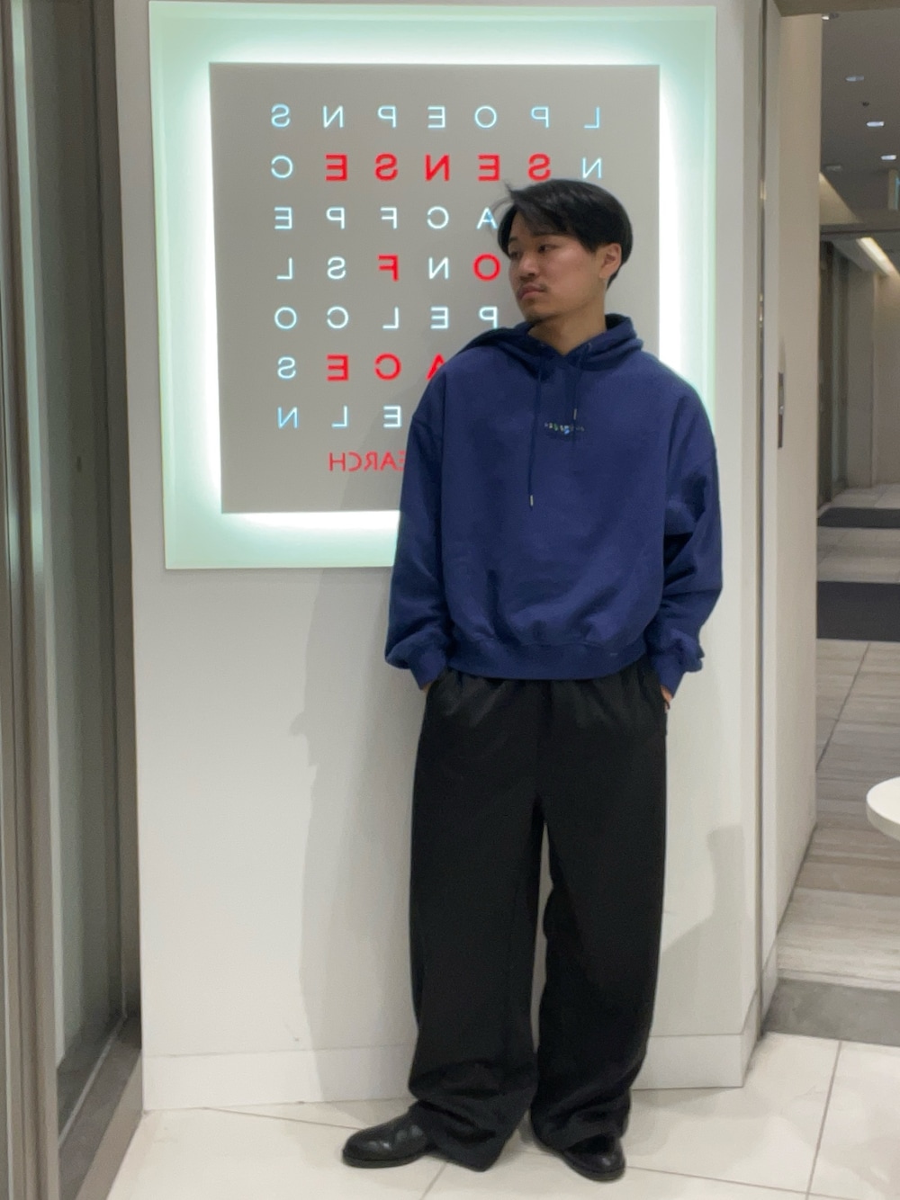 ブルー系のパーカー、ブラック系のその他パンツを着用したメンズの冬コーディネートの1枚目の写真