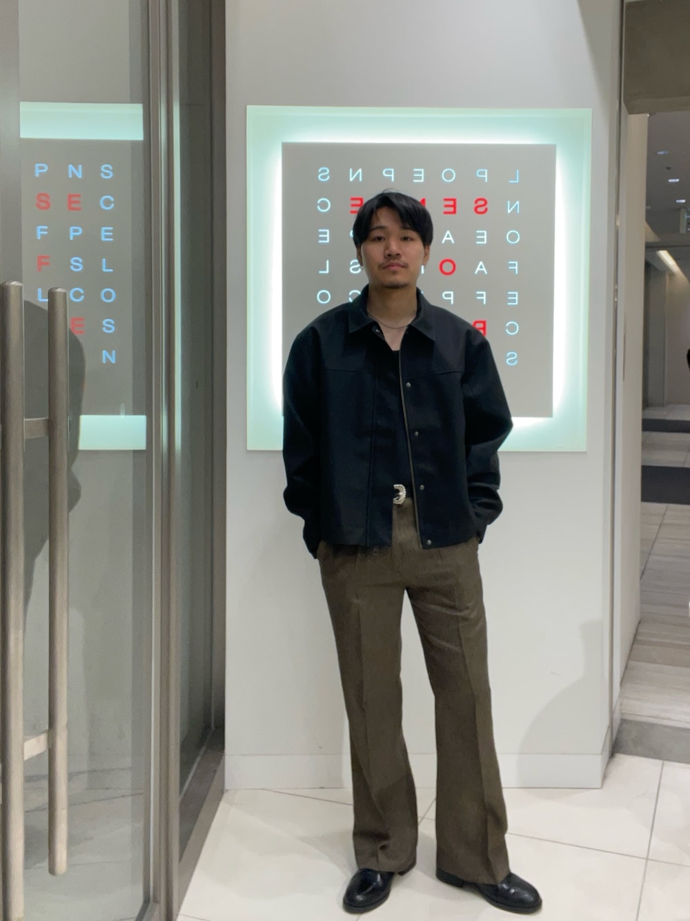 ブラック系のブルゾン、グレー系のその他パンツを着用したメンズの冬コーディネートの1枚目の写真