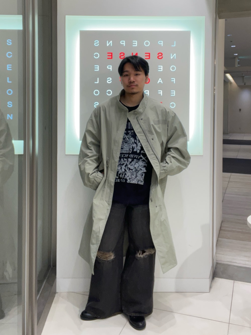 グリーン系のモッズコート、ブラック系のデニムパンツ、ブルー系のニット/セーターを着用したメンズの冬コーディネートの1枚目の写真