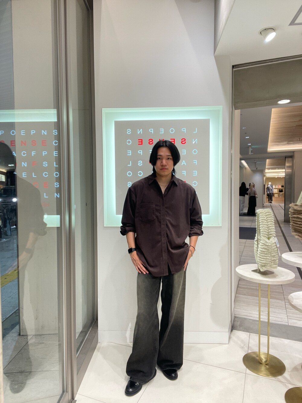 ブラック系のデニムパンツ、ブラウン系のシャツ/ブラウスを着用したメンズの秋コーディネートの1枚目の写真