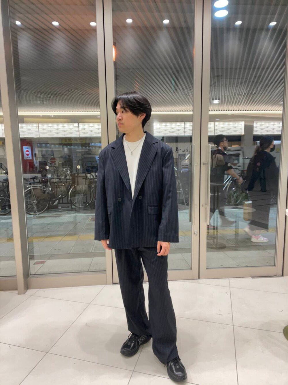 ホワイト系のTシャツ/カットソー、ブルー系のその他アウター、ブルー系のその他パンツを着用したメンズの春コーディネートの1枚目の写真