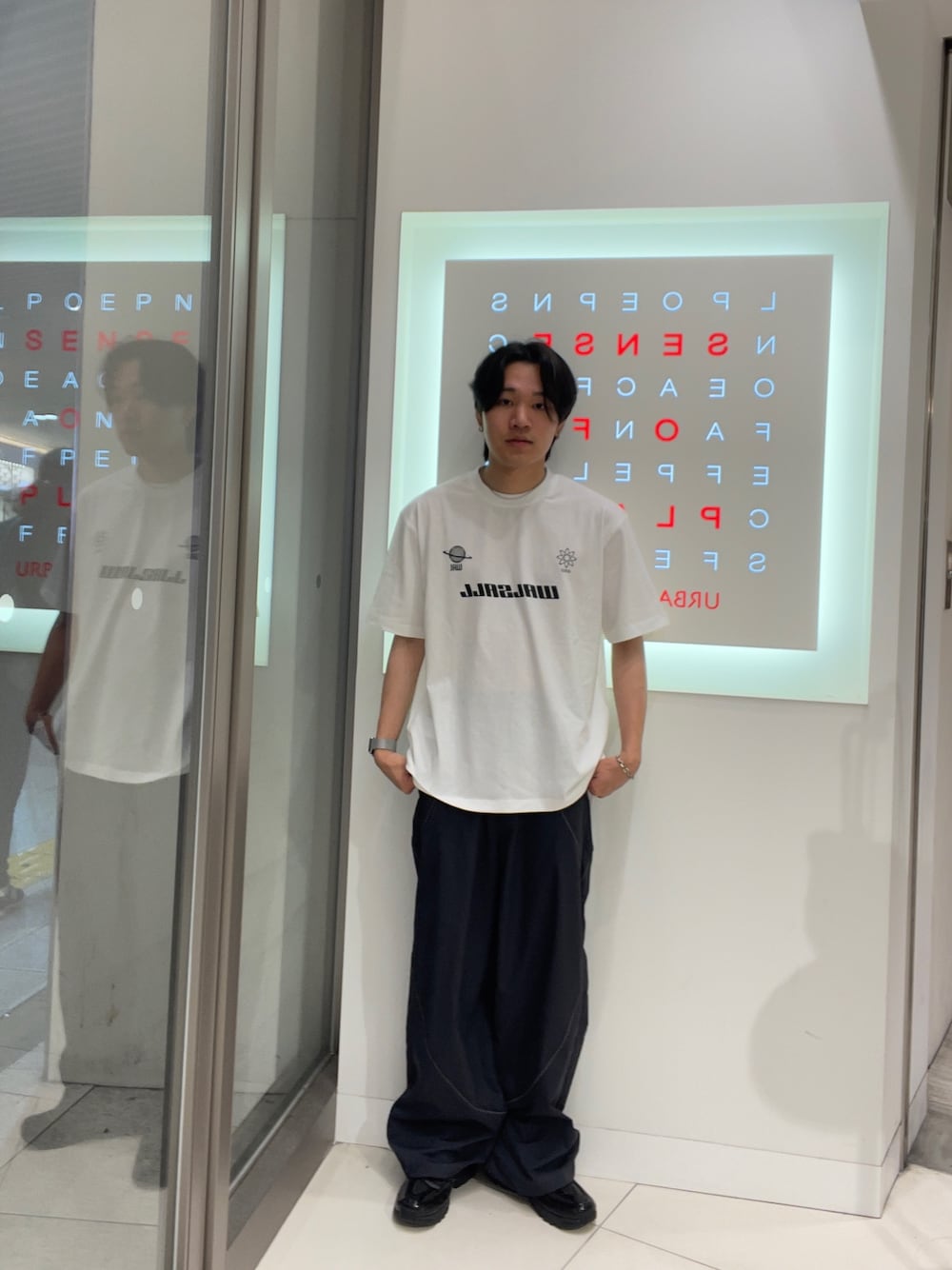 ホワイト系のTシャツ/カットソー、その他のその他パンツを着用したメンズの夏コーディネートの1枚目の写真