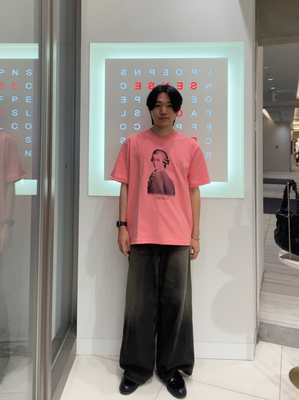 ピンク系のTシャツ/カットソー、ブラック系のデニムパンツ、ブラック系のその他シューズを着用したメンズの夏コーディネートの1枚目の写真
