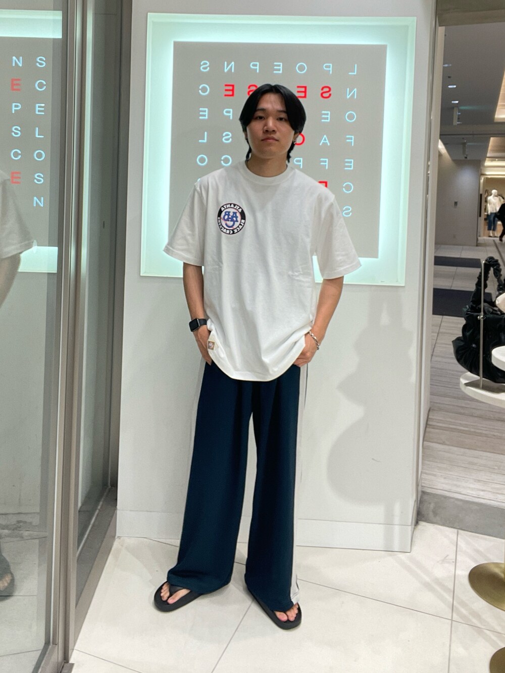 ホワイト系のTシャツ/カットソー、その他のその他パンツを着用したメンズの夏コーディネートの1枚目の写真