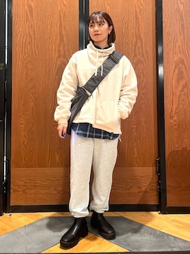 「ブルー」｜「アイテム（その他トップス）」を使った、YURIEさん（レディース・155cm）の冬コーディネート