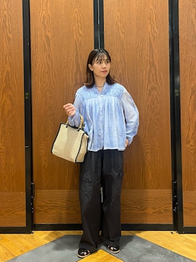 「かぐれ（カグレ）のピグメントダイピンタックブラウス（シャツ/ブラウス、ブルー系）」を使った、YURIEさん（レディース・155cm）の春コーディネート