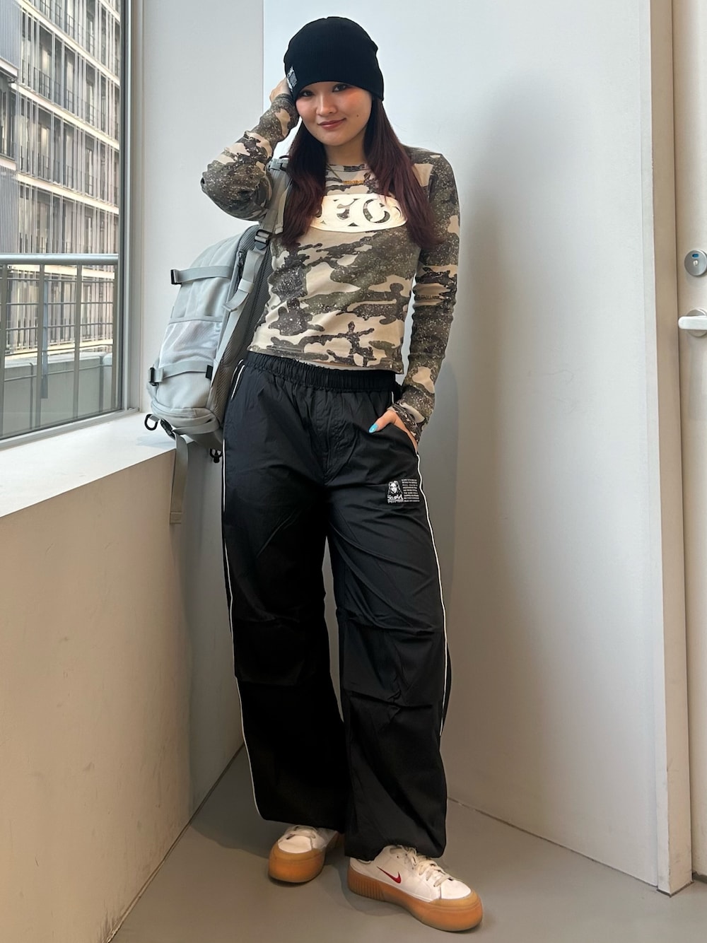 その他のTシャツ/カットソー、ブラック系のその他パンツ、グレー系のバックパック/リュックを着用したレディースの冬コーディネートの1枚目の写真