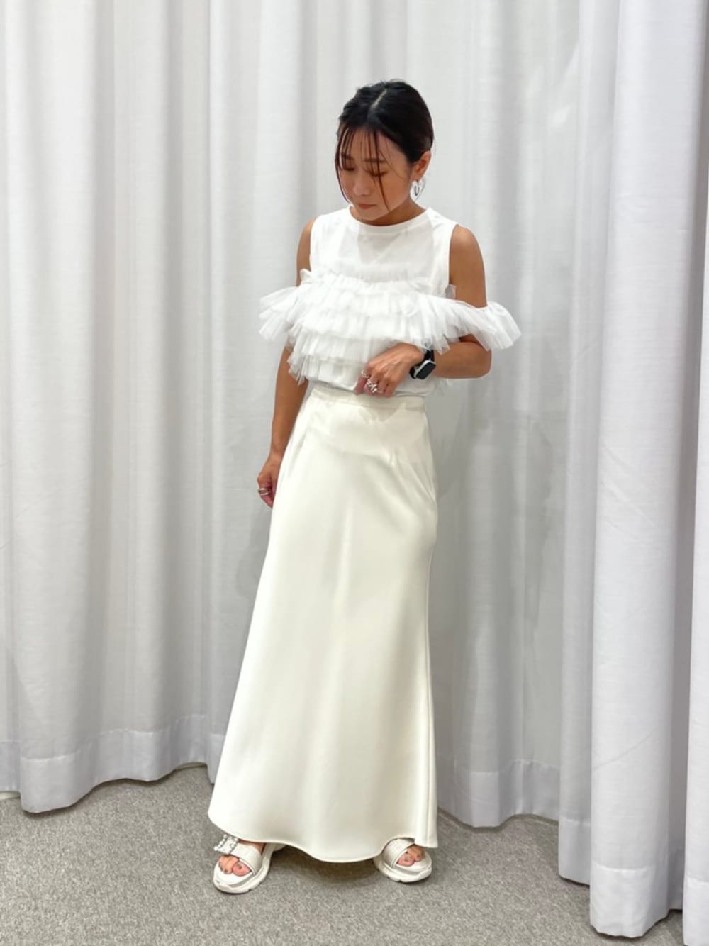 「ロングスカート、きれいめカジュアル、夏コーデ、大人女子、着回しコーデ、ホワイトコーデ、サンダル、スポサン、RANDA、RANDAアパレル、ランダ(RANDA)」｜「RANDAのフリルチュールドッキングカットソー（Tシャツ/カットソー、ホワイト系）」を使った、RANDAさん（レディース・152cm）の夏コーディネートの1枚目の写真