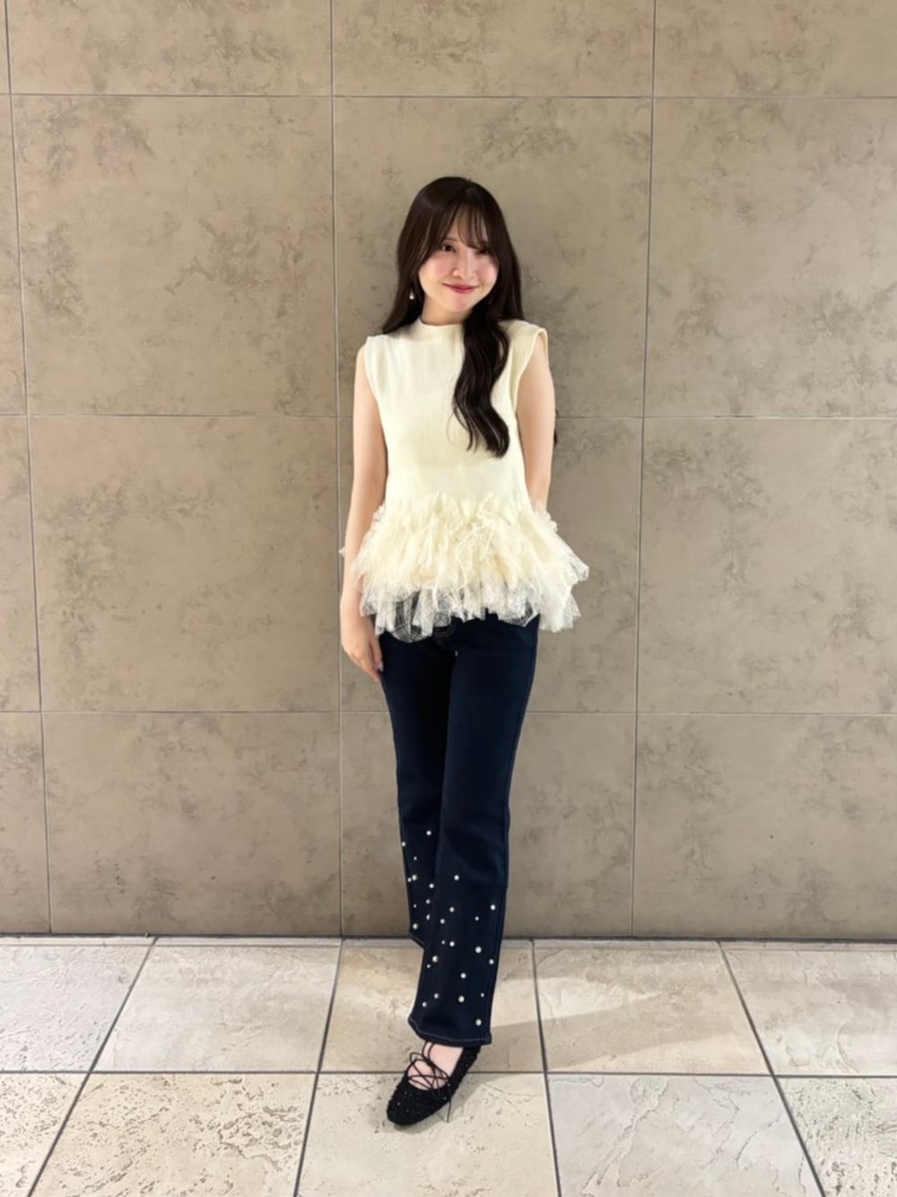 ベージュ系のニット/セーター、ブルー系のその他パンツ、ブラック系のパンプスを着用したレディースの夏コーディネートの1枚目の写真