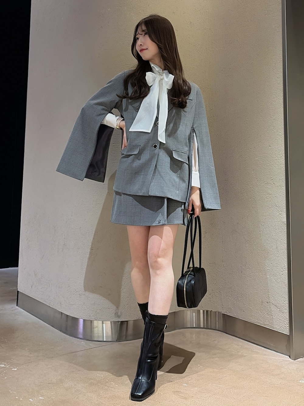その他のシャツ/ブラウス、グレー系のテーラードジャケット、グレー系のスカートを着用したレディースの冬コーディネートの1枚目の写真