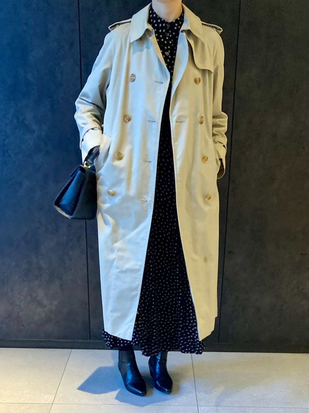 「秋コーデ、秋、ワンピース、autumn、トレンチコート、trench coat、シンプルコーデ、休日スタイル、ランチ」｜「Aquascutumのアイテム（トレンチコート、ベージュ系）」を使った、everylittlebitcountsさん（レディース・165cm）の秋コーディネートの1枚目の写真
