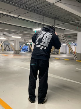 「AVIREX（アヴィレックス）の《AVIREX × NEWERA》 NEWERA SWEAT PARKA NEWYORK MAP /  ニューエラ スウェット パーカー ニューヨーク マップ / アヴィレックス（Hoodies、ブラック系）」を使った、K.Kazさん（メンズ・170cm）の冬コーディネート