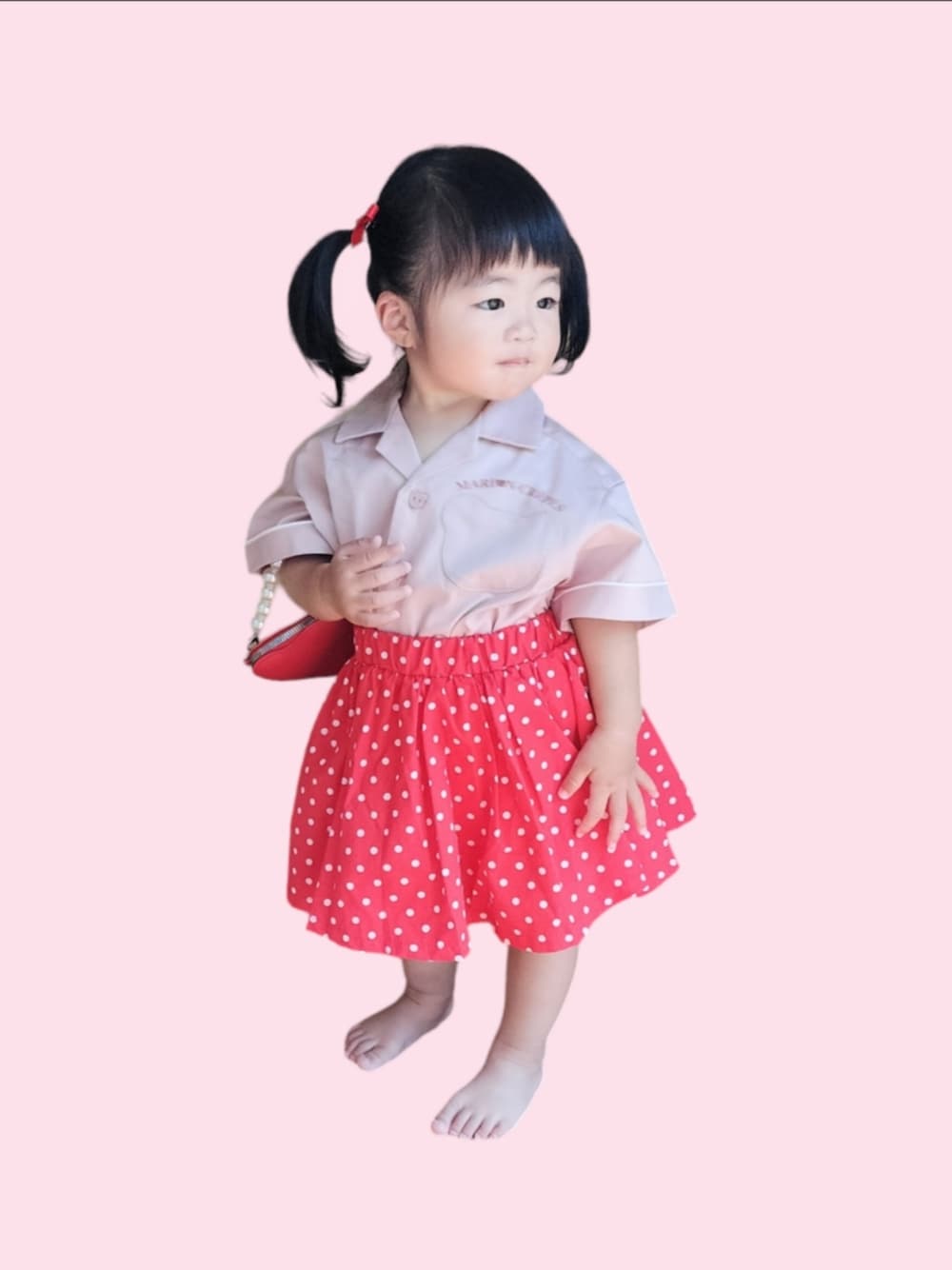 「1歳、女の子、開襟シャツ、刺繍、ドット、サーキュラースカート、ロカビリー、ハート、ハンドバッグ、リボン、レトロ、ツインテール、ピンク、韓国子供服」｜「apres les coursのマリオンクレープ×tiny bear シャツ（シャツ/ブラウス、ピンク系）」を使った、kana♡さん（キッズ・80cm）の夏コーディネートの1枚目の写真