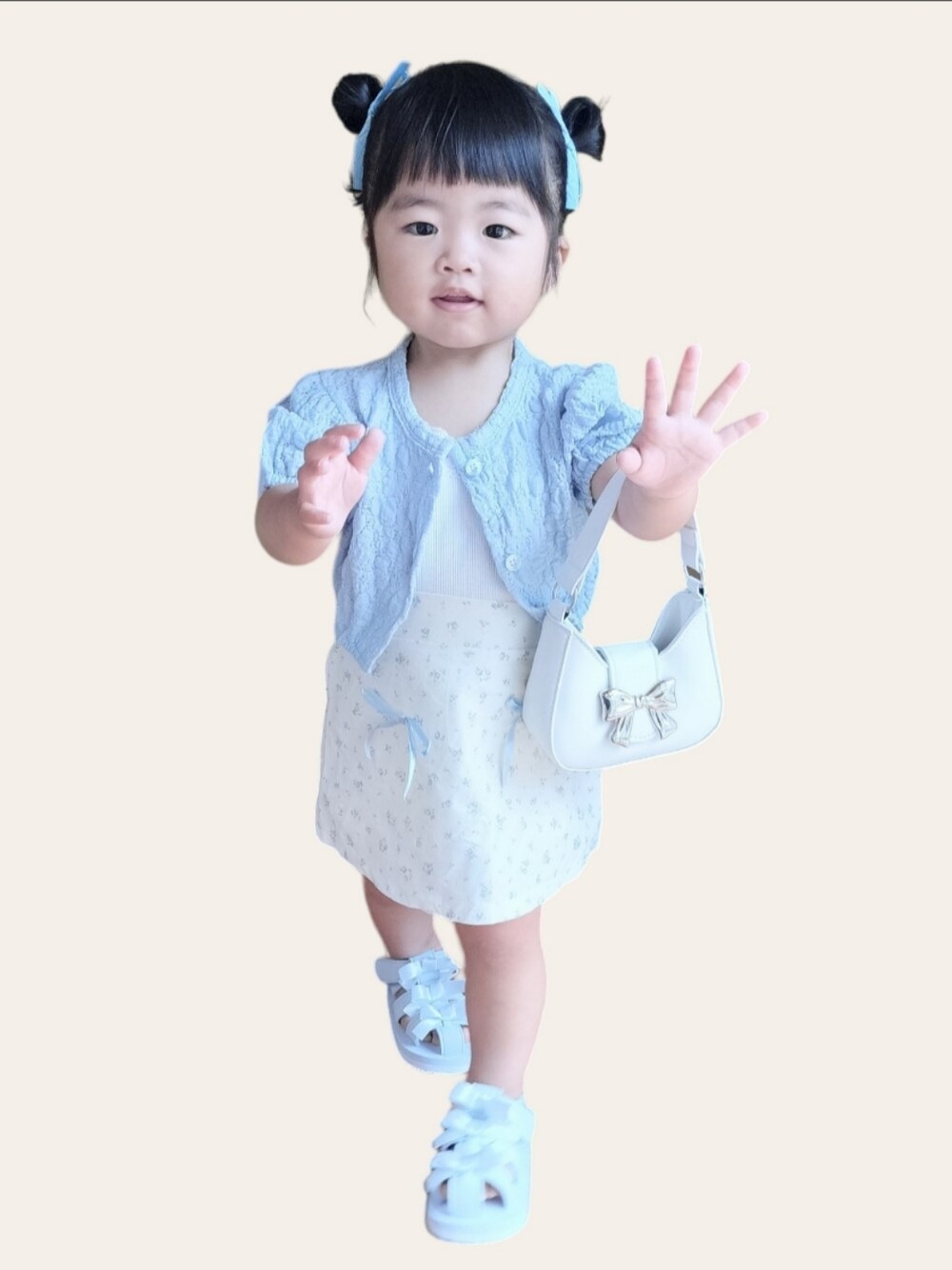 「1歳、女の子、クロップドトップス、クロップド丈、カーディガン、キャミソール、花柄、台形ｽｶｰﾄ、リボン、サンダル、ハンドバッグ、水色、ガーリー、韓国子供服」｜「JEAYA bebeの1920yen（カーディガン/ボレロ、ブルー系）」を使った、kana♡さん（キッズ・80cm）の夏コーディネートの1枚目の写真