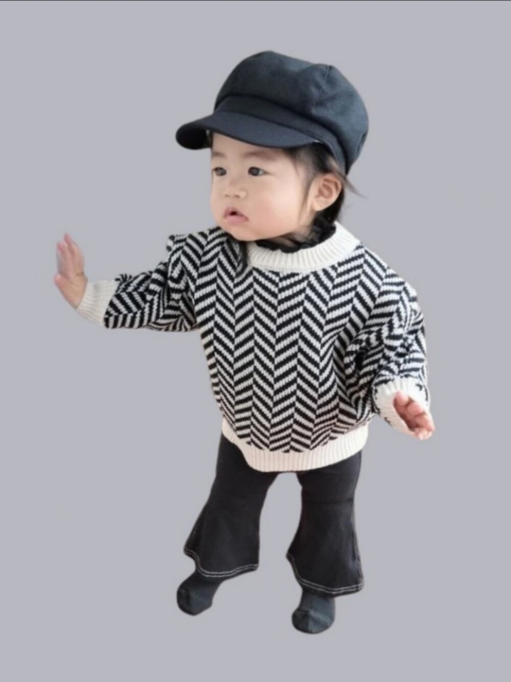 「０歳、生後11ヶ月、赤ちゃん、女の子、モノトーン、モノトーンコーデ、フレアパンツ、メロウ、ヘンリボーン、セーター、キャスケット」｜「SHEINの359yen（キャスケット、ブラック系）」を使った、kana♡さん（キッズ・80cm）の冬コーディネートの1枚目の写真