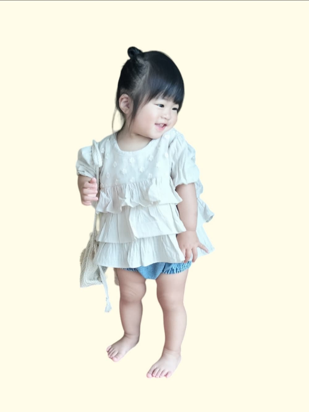 「1歳、女の子、刺繍、花柄、ティアード、チュニック、ブラウス、デニム、ブルマ、巾着バッグ、かごバッグ」｜「Birthdayの1639yen（シャツ/ブラウス、ベージュ系）」を使った、kana♡さん（キッズ・80cm）の夏コーディネートの1枚目の写真