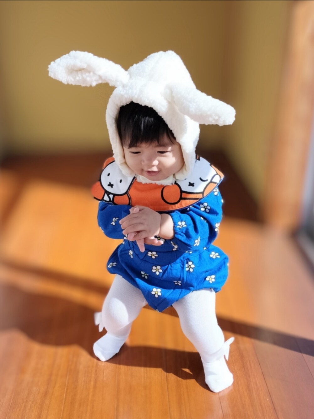 「０歳、生後10ヶ月、赤ちゃん、女の子、ミッフィー、花柄、セットアップ、うさみみ、コスプレ、ハロウィン、ハロウィンコーデ、スタイ、ファッションを楽しもう」｜「Birthdayの1969yen（セットアップ、ブルー系）」を使った、kana♡さん（キッズ・70cm）の秋コーディネートの1枚目の写真