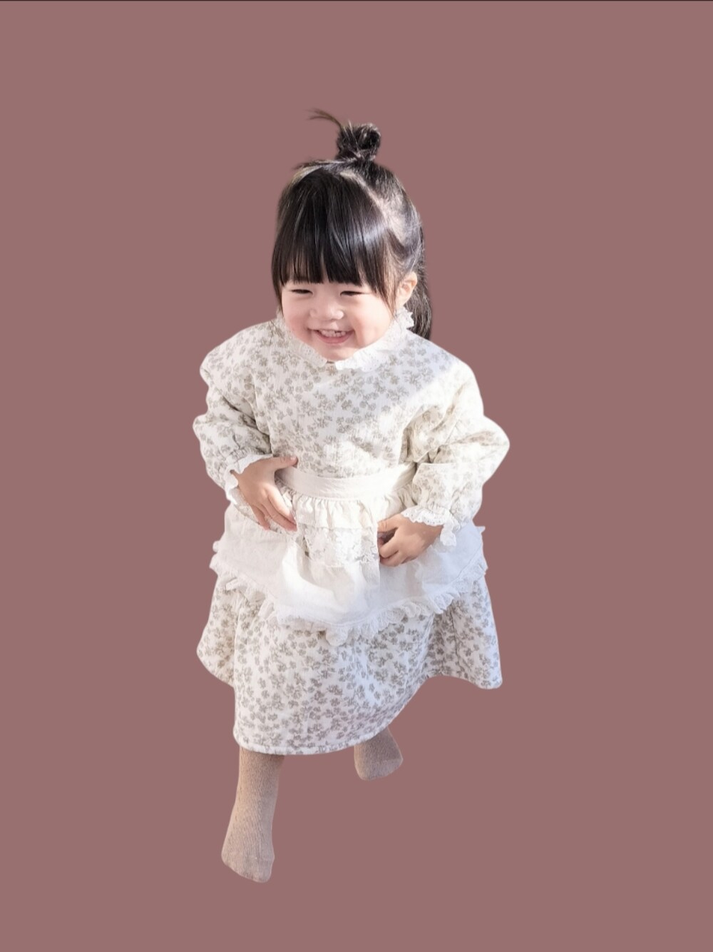 「2歳、女の子、花柄、花柄ワンピース、エプロン、ニットタイツ、ナチュラル、ガーリー、淡色コーデ、韓国子供服、おだんごヘアー」｜「anggoの900yen（ワンピース、ホワイト系）」を使った、kana♡さん（キッズ・90cm）の春コーディネートの1枚目の写真